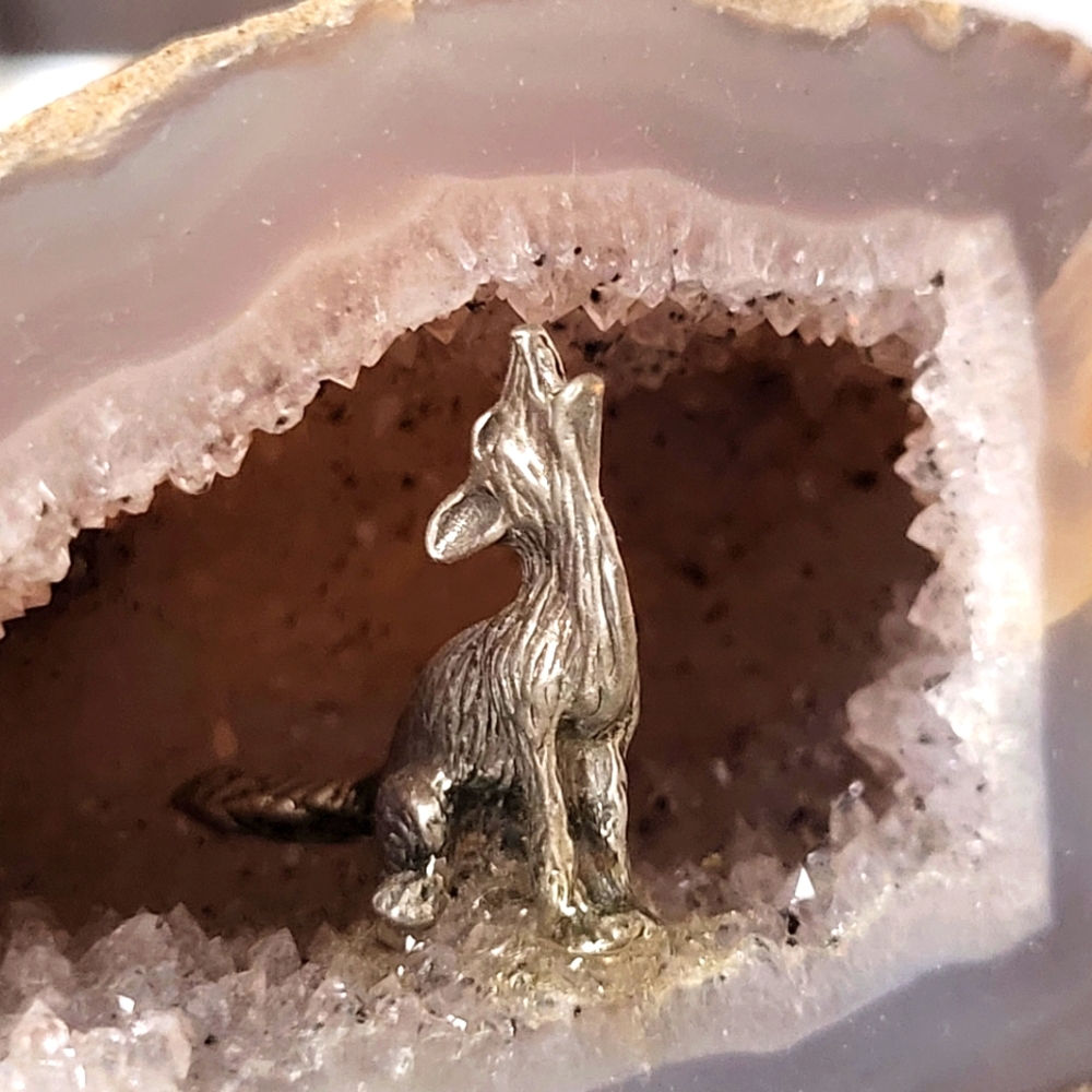 Agate Wolf Howling
